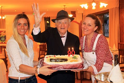 Non vado lì per vincere, ma per far. Teddy Reno festeggia i suoi mitici 90 anni con gli amici ...