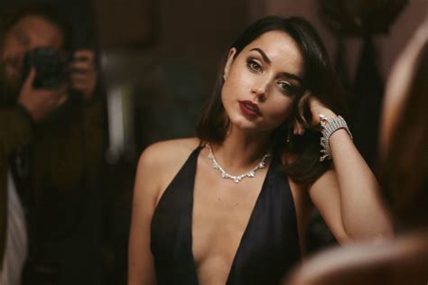 For generations, over the course of two dozen films, james bond has always found himself opposite a beautiful woman that would inevitably need saving, betray the spy, or get killed. Foto's: Bond girl Ana de Armas in uiterst stijlvolle ...