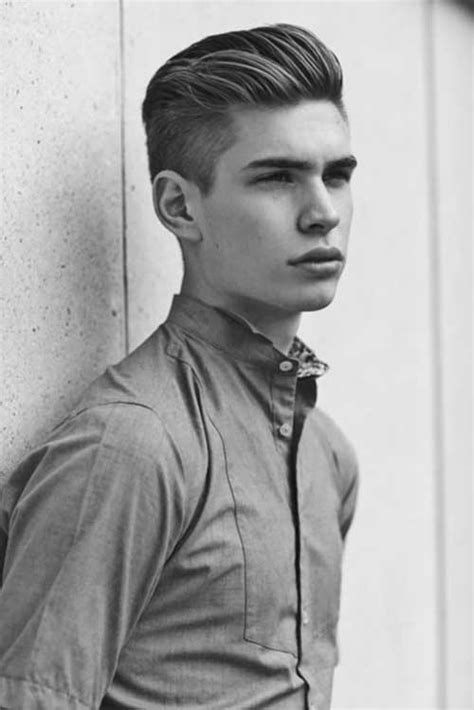 Kini kaum pria mulai menjadi perhatian dalam hal style rambut dan penampilan, tak heran jika anda melihat banyak perubahan dari cara berpakaian hingga gaya rambut pria. 16 Gaya Rambut Pompadour Pria Terbaru dan Cara Membuatnya