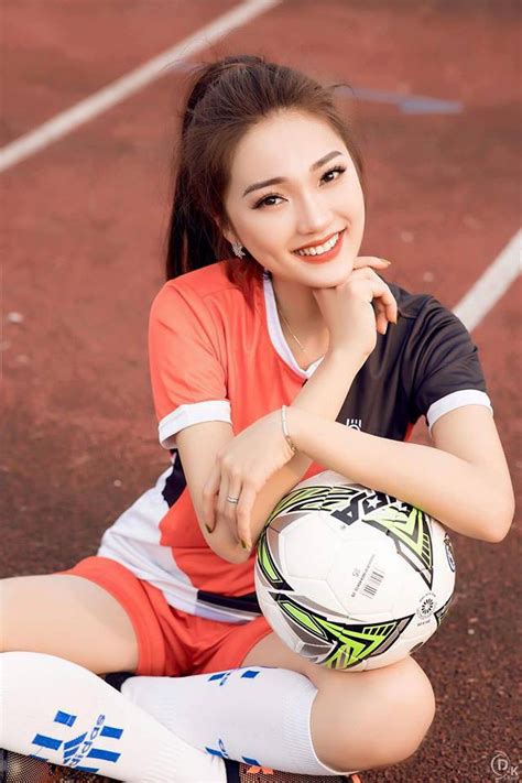 Sau mỗi buổi tập, phan văn đức lập tức về với vợ và con gái dâu tây. Phan Văn Đức cùng bạn gái tin đồn Ngọc Nữ đi ăn cùng nhau