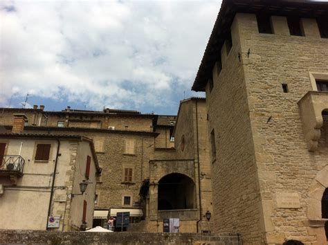 San marino in der fußgängerzone von san marino ist das bellavista das einzige hotel der stadt, das auf die cava dei balestrieri blickt. bikelovin: world wide wheeling - Rimini / Italien