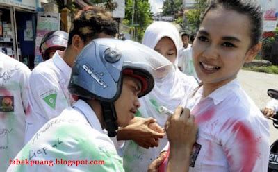 Gadis melayu diramas bontot dalam kereta. Kentut WTF : Buka Tudung Dan Raba Payudara Sebagai ...