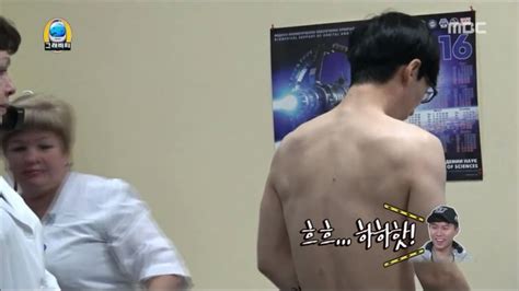 Profile view of handsome muscular man standing shirtless vertical shot. 유재석 등 근육 .jpg : MLBPARK