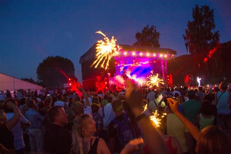 The stadium was initially planned to be scaled back to a capacity of 12,000 after. CRO am Wörthersee: Tickets für den King of Rap gewinnen