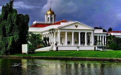 It is located on veteran street in central jakarta, with merdeka palace located south. Istana Kepresidenan Bogor - Sejarah Lengkap