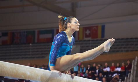 Filipa martins terminou hoje a participação nos jogos olímpicos sem conseguir atingir qualquer final na ginástica artística, apesar do bom desempenho em tóquio2020.o 'all around', a ginasta portuense, que tinha sido 37.ª no rio2016, o melhor resultado luso de sempre na prova, foi agora 43.ª colocada, com 52.298 pontos, com a última apurada para as 24 finalistas a ser a 31.ª, a alemã kim bui, com 53.398 pontos. Filipa Martins volta a brilhar na Anadia - WUP Sports