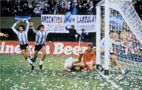 Nos dimos ánimo, nos abrazamos. Argentina 3 Holland 1 in 1978 in Buenos Aires. Mario ...