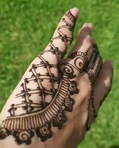 Although it is a fashion trend now as a. Recreation of one of @henna_paradise 's designs Loved how ...