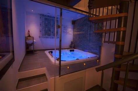 Découvrez les plus belles chambres d'hôtel avec jacuzzi privé à paris, pour un moment de détente romantique à deux ! Chambre romantique avec jacuzzi privatif, proche Toulon ...