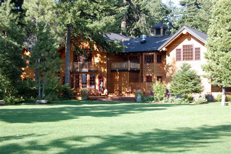 Behind the cabin is a small deck, lawn and a picnic table. Lodge at Suttle Lake | House styles, Mansions, Lodge