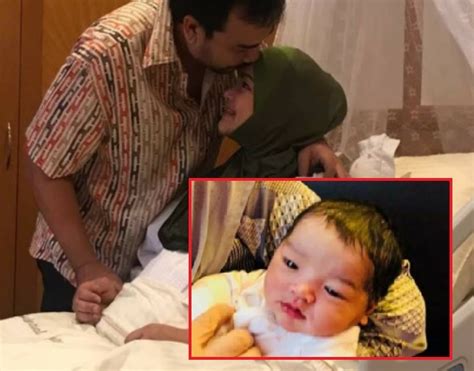 Kehidupan percintaan siti nurhaliza juga menjadi perhatian ketika ia memutuskan menikah dengan pria yang 20 tahun lebih tua pada 2006 silam yakni datuk khalid mohamed jiwa. Gambar Rasmi Anak Perempuan Siti Nurhaliza Dan Datuk K ...