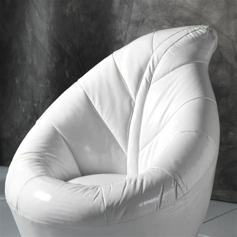 E cosa dire di una bella sedia a. Poltrona girevole in ecopelle bianca per camera da letto Blatt