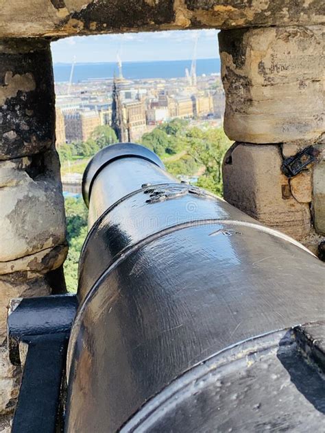 Med sina 490 000 invånare är staden ungefär lika stor som göteborg och placerar sig som nummer två på listan över skottlands största städer. Huvudstad Av Skottland - Edinburg Arkivfoto - Bild av ...