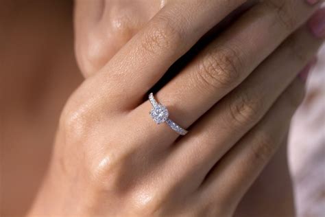 Cincin tunangan di aceh timur. Jadi Impian Para Wanita, Intip 5 Hal Seputar Cincin Solitaire