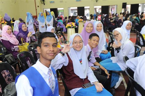 Seri sekolah kebangsaan merupakan kegiatan akademik yang bernilai sosialisasi sekaligus promosi program studi ppkn bagi masyarakat umum. Majlis Anugerah Cemerlang Kali Ke-17 ~ Sekolah Menengah ...