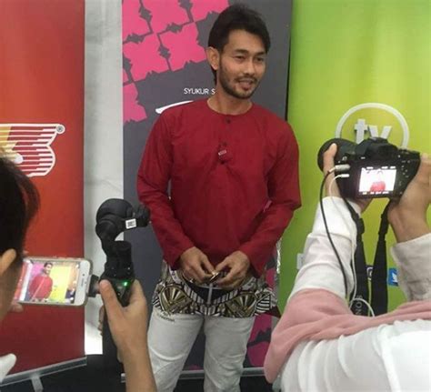 Di youtube, sebuah video menunjukkan farid kamil bersama sofi jikan live di aplikasi bigo pula. Sofi Jikan Buka Mulut Kes Farid Kamil | Iluminasi