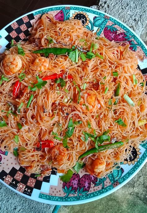 Tarik sam[ai sepanjang 20 cm (jangan sampai putus). Cara untuk membuat Bihun Goreng Kampung yang memenuhi ...