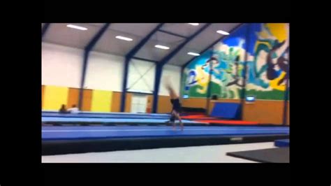 Ze is de eerste belgische turnster die deelnam aan de wereldspelen in tumbling. Tachina Peeters op stage in Denemarken - YouTube