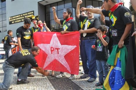 Liberdade de expressão é apanágio da natureza racional do indivíduo 1 e é o direito de qualquer um manifestar, livremente, opiniões, ideias e pensamentos pessoais sem medo de retaliação ou censura por parte do governo ou de outros membros da sociedade. Folha Política: Policiais federais queimam bandeira do PT ...