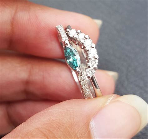 Tersedia aneka cincin wanita dengan bahan perak , lapis emas, pure silver, emas murni yang dihiasi batu. Jual Cincin Wanita Berlian Eropa 0586 Ring Emas Limited ...