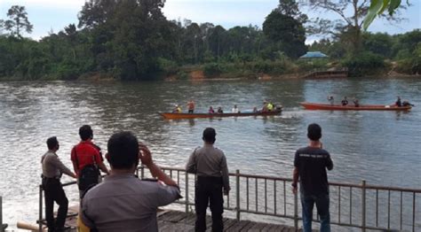 English word sungai(river) occurs in sets: Kapal Karam di Sungai Mendalam Kapuas Hulu, 1 Orang Hilang ...