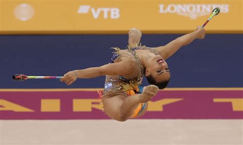 הדרך לזהב הייתה לא פשוטה ובתרגיל האחרון שביצעה, החישוק, אשרם הייתה זקוקה לציון של 26.5 ומעלה כדי לעקוף את הבלארוסית אלינה ארנסקו ניקול זליקמן סיימה חמישית. לינוי אשרם וניקול זליקמן עלו לגמר תרגיל האלות