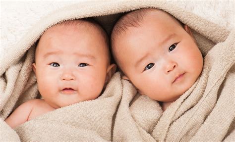 Aku yang sulung dan kedua, perempuan. Cara Alami Hamil Anak Kembar | HonestDocs