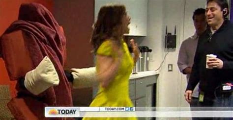 Video 20 detik nathalie holscher. Natalie Morales Chair Prank: Video of 'Human Chair' Prank ...
