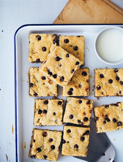 Wie die weizenkleie vom abfallprodukt zum wichtigen nahrungsmittel mit vielen vitaminen und weizenkleie ist genau genommen ein abfallprodukt, welches bei der herstellung von mehl entsteht. Rezept Chocolate Chip Cookie Bars | Zucker, Zimt und Liebe