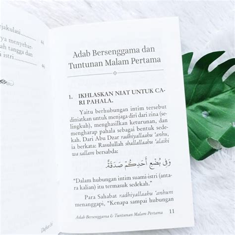 Selain mendekatkan hubungan antara suami dan istri, hubungan intim juga memberikan manfaat berikut: Buku Saku Adab Bersenggama Tuntunan Malam Pertama Bagi ...