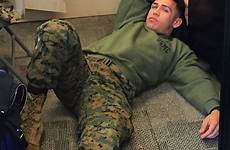 uniform hunks jungs soldiers militärische tamingjarheads knees marines