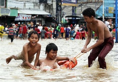 Kita saling mengharapkan agar terus. 30+ Puisi BENCANA ALAM Lengkap Dengan Rima Indah