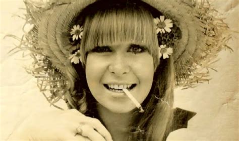 She was born in 1940s, in baby boomers generation. Discos para história: Rita Lee (Lança Perfume), de Rita ...