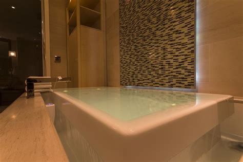 This 1400 sq ft 2 stor. Infinity Bath - Picture of Skylofts at MGM Grand, Las ...