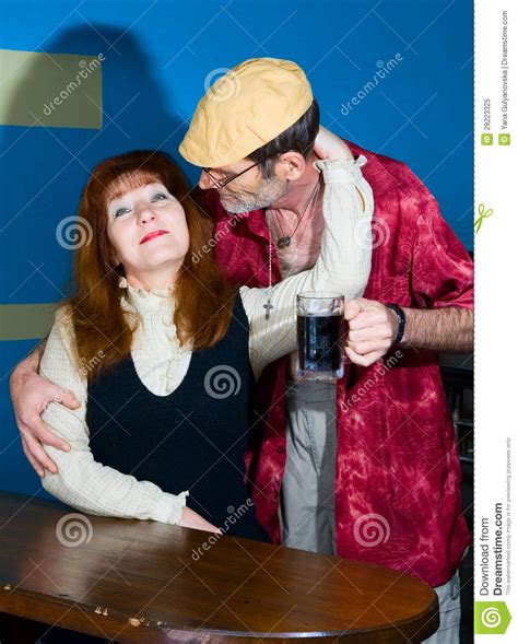 Femme francaise fait de son mari un cocu apres le travail. Femme et homme rouges image stock. Image du bagarre ...