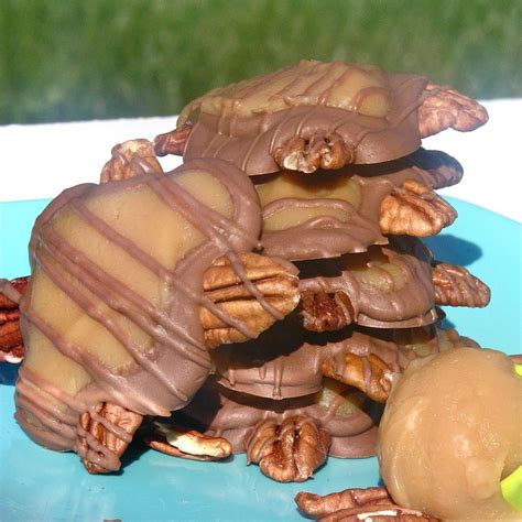 Chef kendra shows you how easy how to make caramel pecan. Kraft Caramel Turtles Recipe / Caramel Pretzel Turtles ...