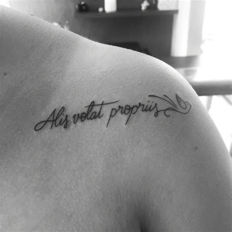 Dünyanın muammalarından ürkmeyen bir meraklı. Alis Volat Propriis ️ … | Shoulder tattoo, Mum tattoo ...