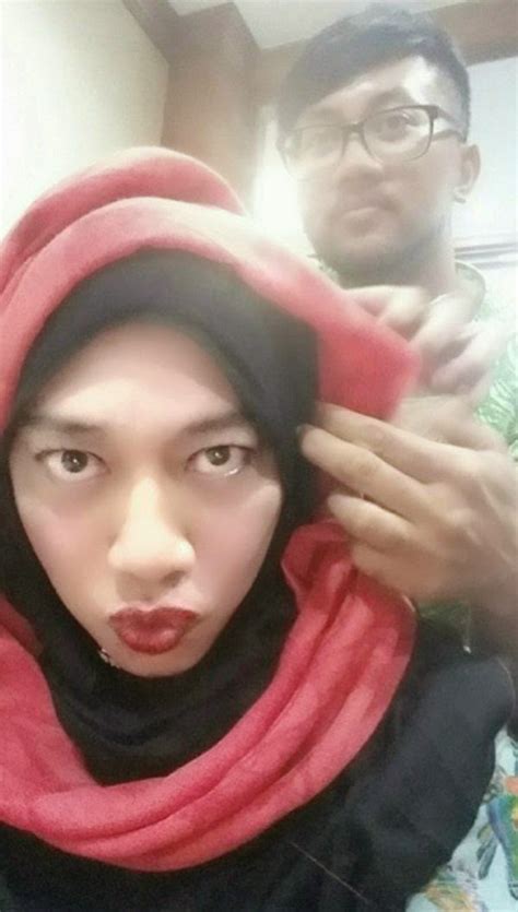 He grew up in kampung gate baru, setapak. Kisah Sebenar Kenapa Azwan Ali Pakai Tudung | oomedi@networks