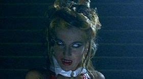 Iniziando a frequentare l'ambiente underground in un centro sociale di periferia, incontra zora, bella ed elusiva artista di strada. Zora la vampira (film) - Wikipedia