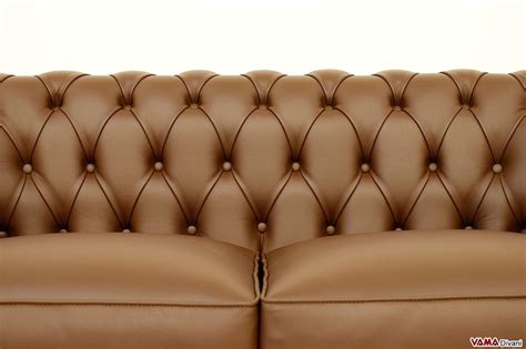 Uno spazio contenuto necessita di complementi d'arredo dalle rivestito in beige, questo divano ha. Divano Chesterfield piccolo Chesterino - VAMA Divani ...