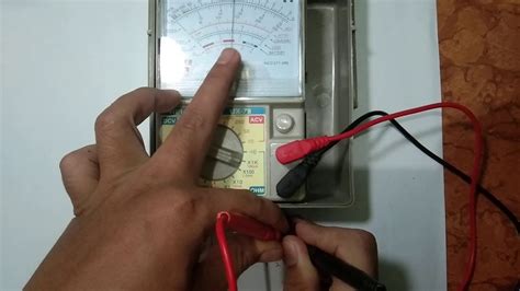 Cara mengukur hambatan resistor dengan multimeter analog sebelum digunakan untuk mengukur hambatan dari sebuah resistor, multitester atau ohm meter harus dikalibrasi dulu ya (baca :cara melakukan kalibrasi ohm meter).langkah berikutnya adalah ambil sebuah resistor, atur sekala selektor multimeter pada bagian ohm meter (biasanya ada di posisi kanan bawah) pada skala terkecil dulu, misalnya pada. Cara Cek Kondisi Potensio dengan Multimeter - YouTube