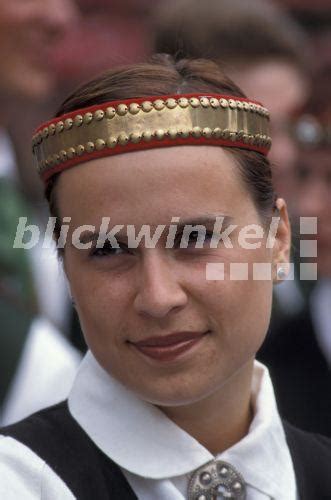 Das ist für frauen außergewöhnlich groß. blickwinkel - Folklore, Junge Frau in Tracht, Lettland ...