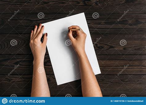 We did not find results for: Draufsicht Der H?nde Der Frauen, Bereit, Etwas Auf Ein ...