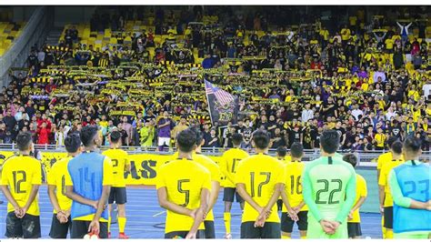 Maafkan daku kesalahan diriku walau jauh di mata namun kau tak dapat kulupa doaku sepanjang masa agar kau bahagia ku pohon restu darimu oh ayah dan ibu agar tercapai citaku membela nasibmu kan. Ultras Malaya - KU POHON RESTU AYAH BONDA (Malaysia-Timor ...