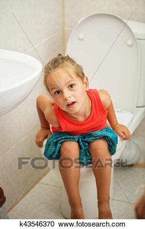 Toilette machen (sich ankleiden, frisieren, zurechtmachen). Junge sitting, auf, dass, toilette Stock Bild | k43546370 ...