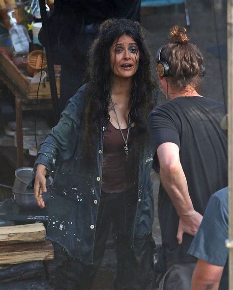 Salma hayek en bliss, para amazon, donde interpreta a una mujer sin hogar, en situación de calle, despeinada y sucia. Salma Hayek - On the set of Sci-Fi Thriller Bliss-12 ...