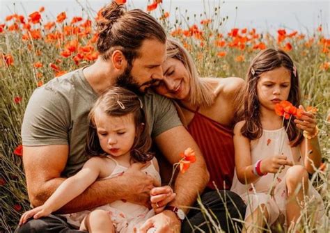 Ze vertelt wekelijks in nina hoe het met haar gaat. Enceinte et mère de deux enfants, elle apprend une ...