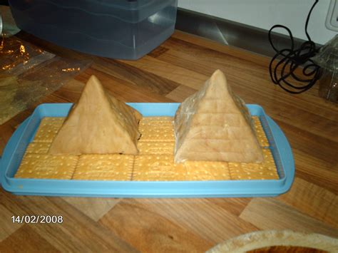 Dazu als fundament 5 rollen zusammenlegen. Geburtstag-Erwachsene » leckere Pyramiden