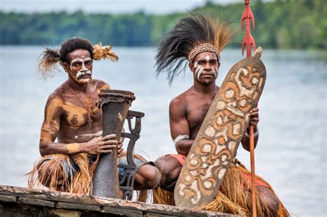 Warna merah melambangkan daging, putih berarti tulang, sedangkan hitam melambangkan warna kulit dari suku asmat. ≡ 5 Suku Pedalaman Asli Indonesia yang Wajib Anda Ketahui ...