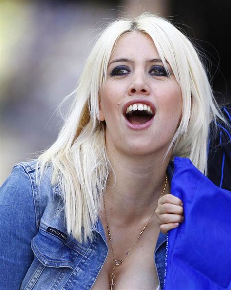 The 'most explosive wag in football'. Wanda Nara • Ho dovuto cambiare il mio look per via del ...